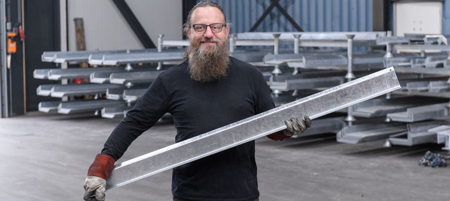 " Stalen lateien uit voorraad geleverd "